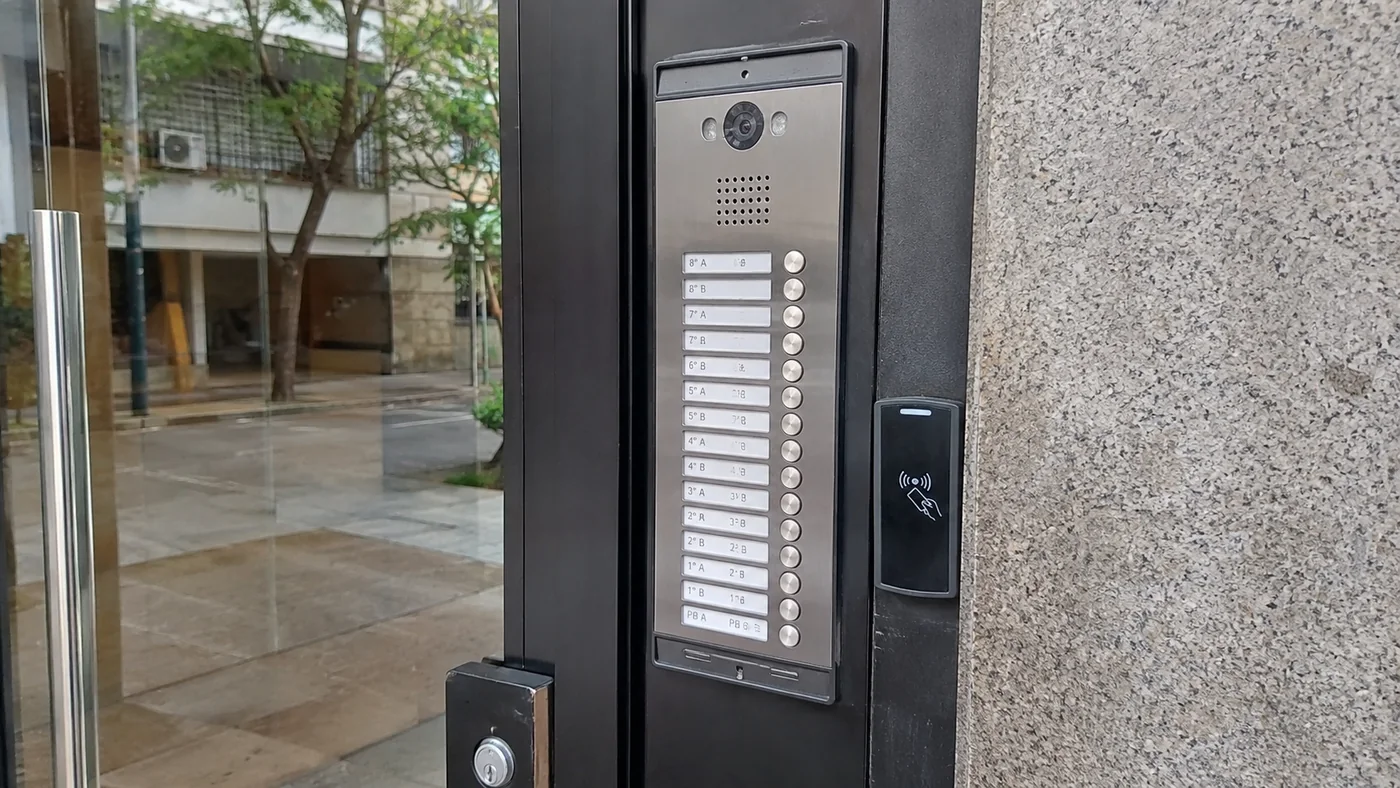 Actualización de porteros eléctricos y control de acceso en edificio