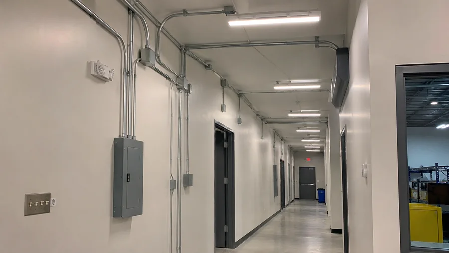 Canalizaciones e iluminación técnica en pasillo